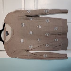 Soft tan sweater with white/gray circular pattern